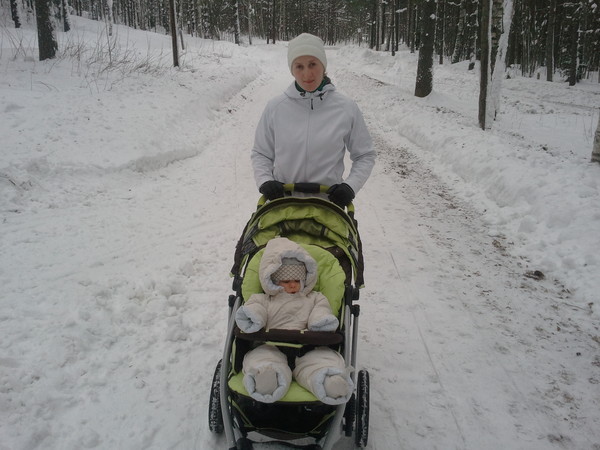 ребенок в прогулочной коляске. коляска для пятерых детей. малыш в коляске зима. виды колясок для детей по возрасту. люлька бритакс ромер.