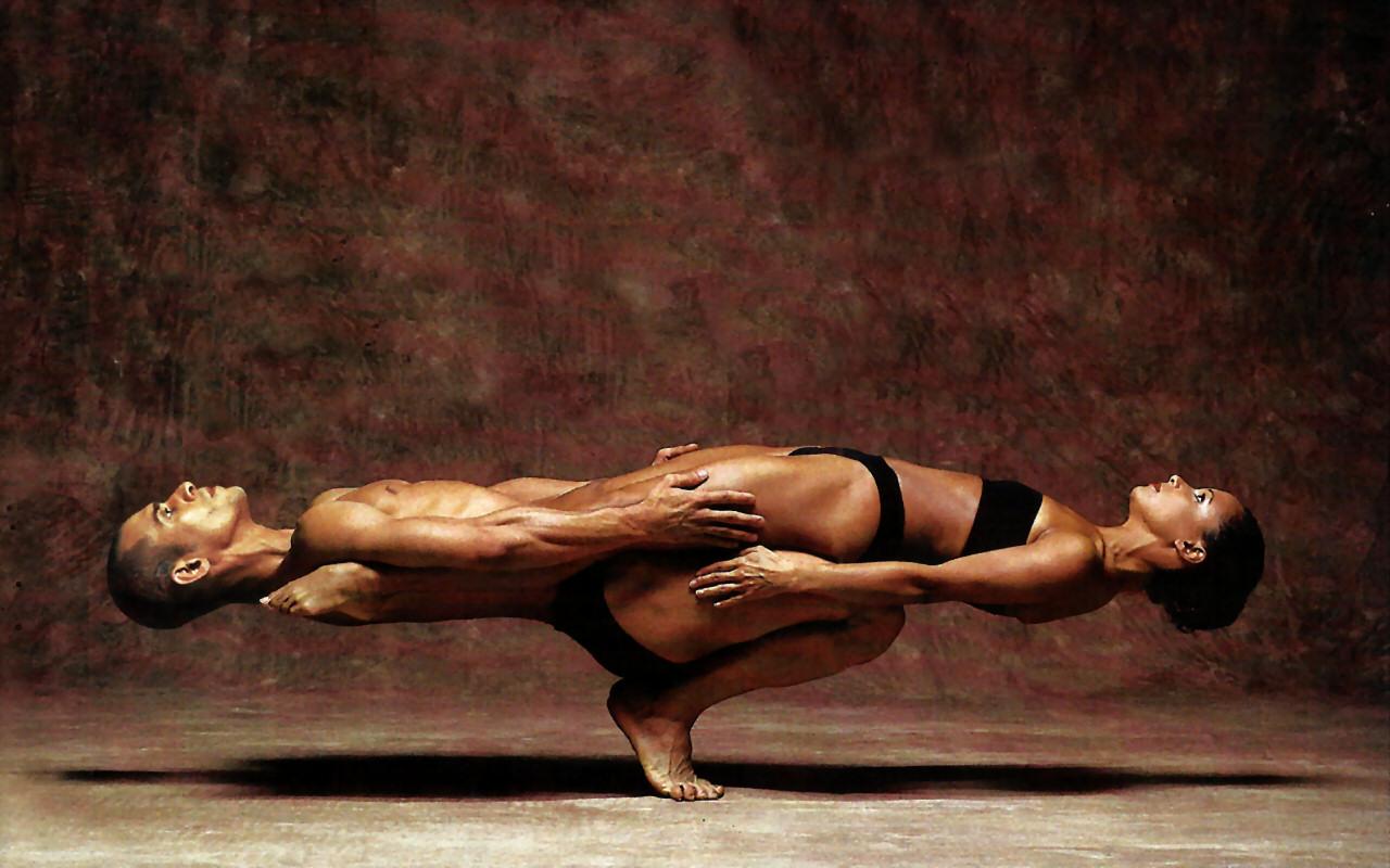 Его можно держать и заставлять вращаться пальцами. Он держит ее она держит баланс. Позы на равновесие в йоге для двоих. Мужчина и женщина йога равновесие.