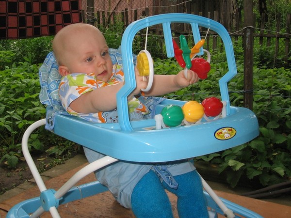 Полезные ходунки для мальчика. Дети сажают. Ходунки. Ходунки детские. Сажать ли ребенка в ходунки.