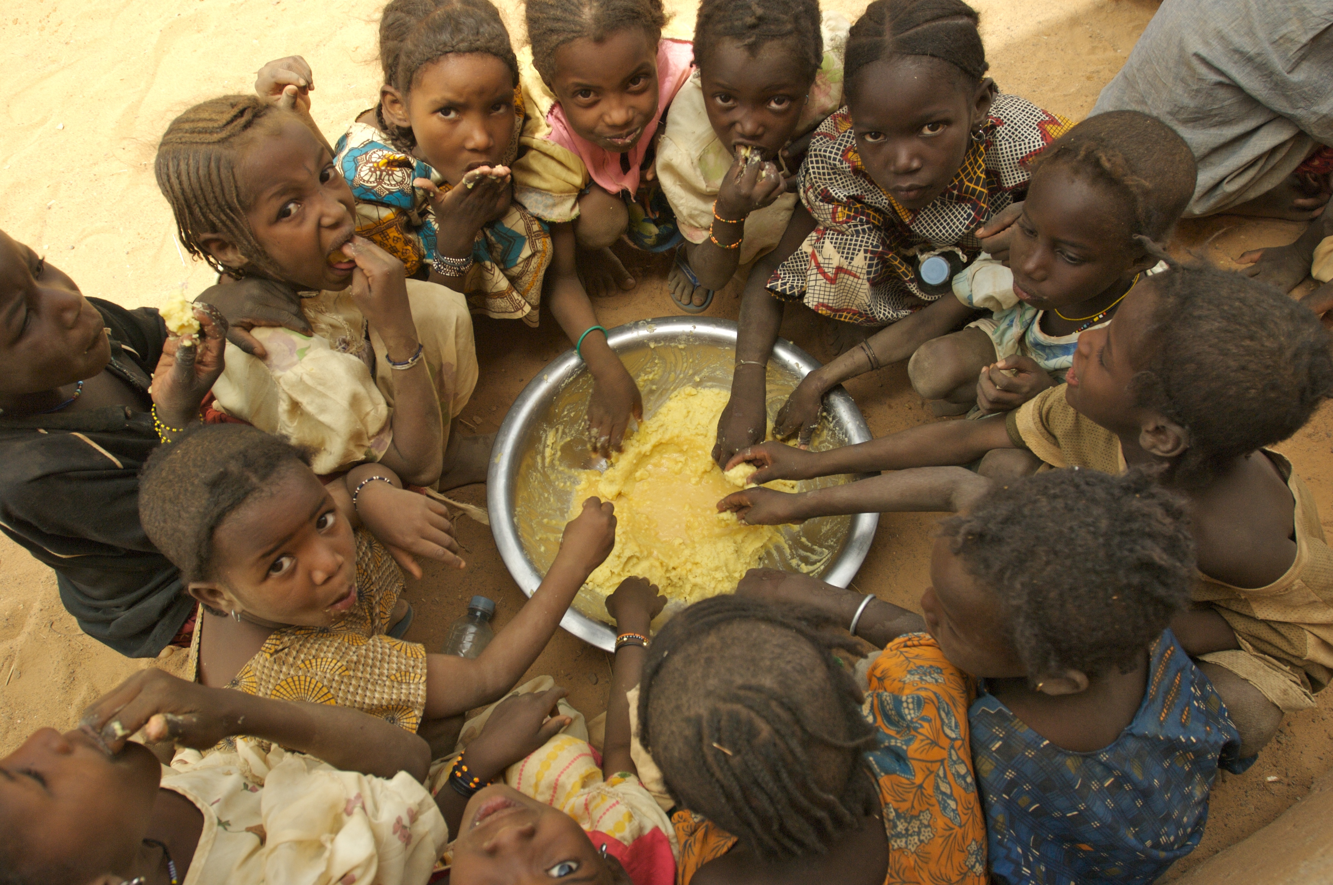 Голодный народ. Голодающие дети пфрика. Галодны детий в Африка.
