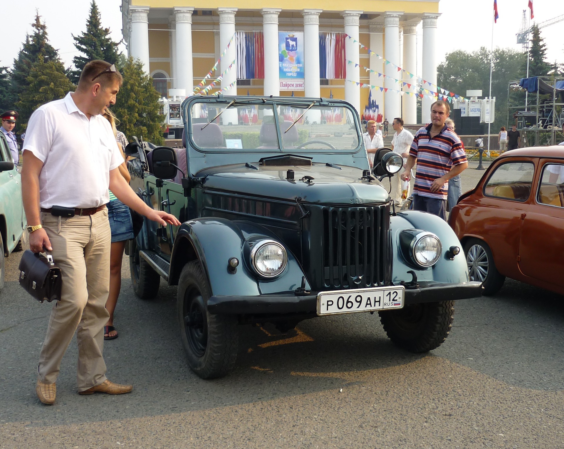 Ретро пробег. Автопробег старинных автомобилей. Автопробез ретротехники.