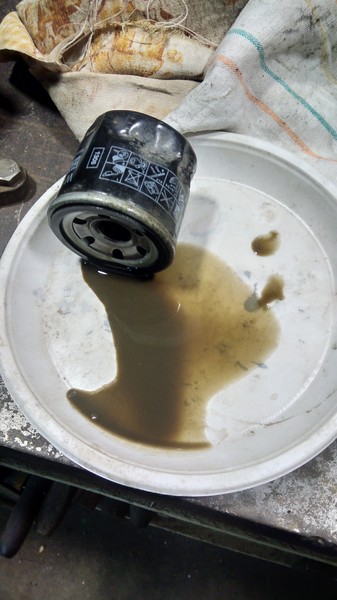 пробка маслозаливной горловины каптива 2. 5 бензин на заливной крышке белая эмульсия. антифриз в масло 402 двигатель. ваз 2107 на крышке масляной горловины эмульсия. конденсат в двигателе.