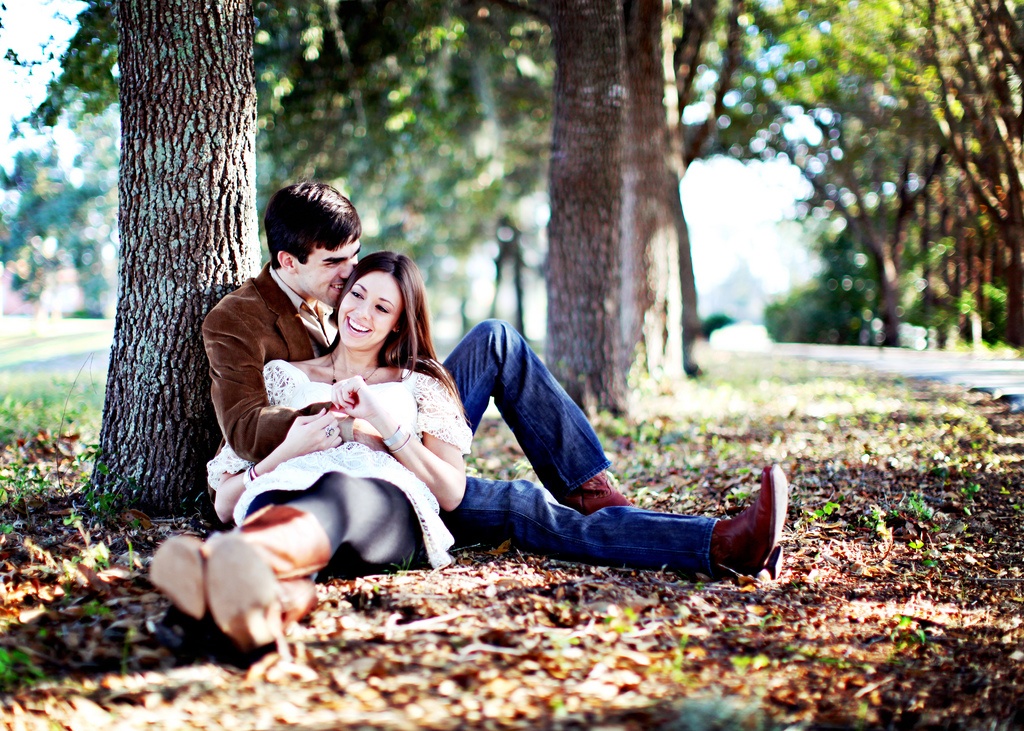 Adventures couples. Романтическая фотосессия. Влюбленные под деревом. Пара под деревом. Пара влюбленных под деревом.