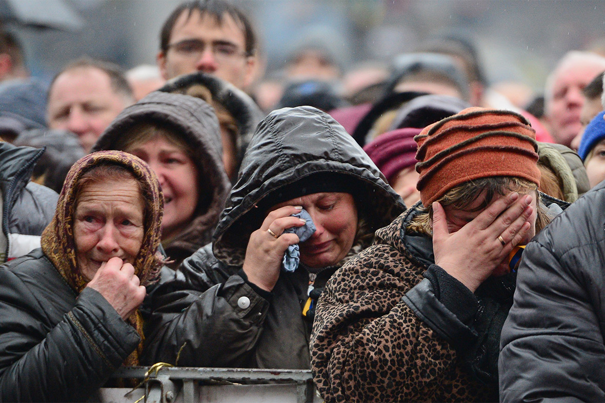 Украина страдает. Россияне плачут. Человек плачет. Толпа плачущих людей. Много людей плачут.