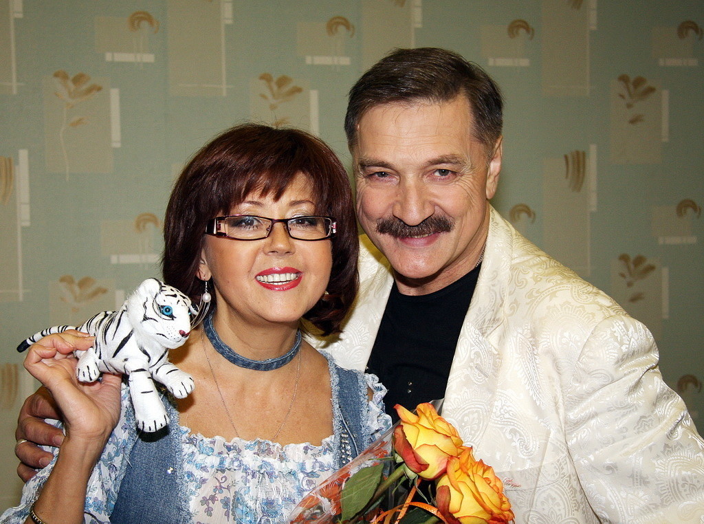 Анекдот про супружеский долг. Дуэт супругов деевых. Жена поет я сижу снаружи. Дуэт. Невеста с гармонью.