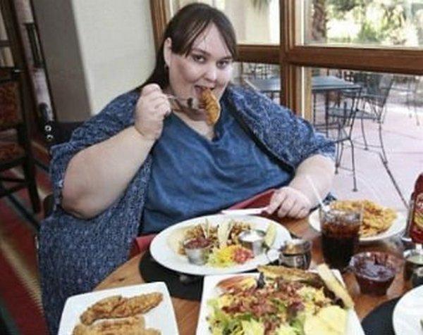 Языком толстух. Женщина жрет. Толстуха ест.