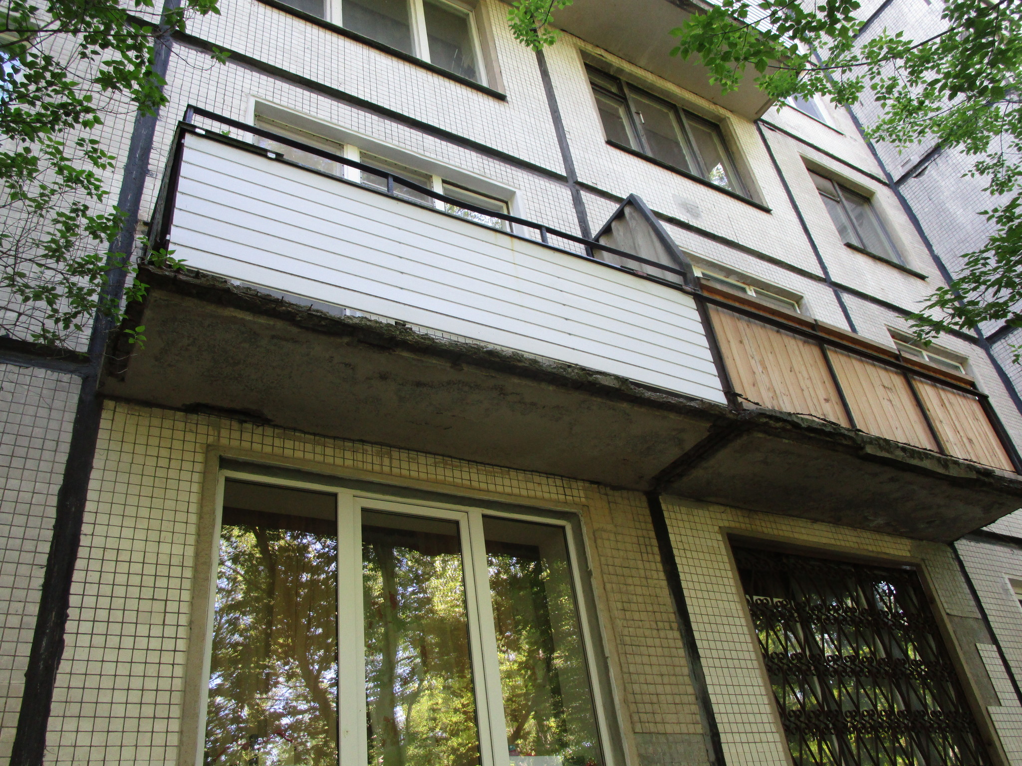 сетка на балкон. маркиза от солнца на балкон. защитить балкон. вертикальные маркизы для балкона. сетка для ограждения балкона.