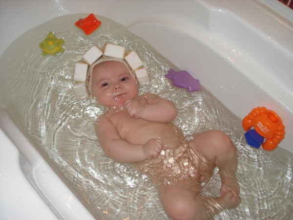 Купаться в ванной во время месячных. Купание младенца. Купание ребенка в большой ванне. Как купать ребенка в большой ванне. Купать ребенка в большой ванне.