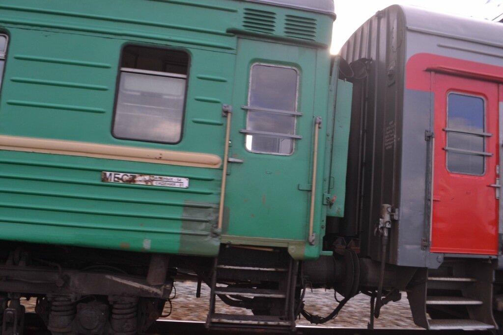 Поезд екатеринбург артемовский. Поезд Екатеринбург Приобье. Железная дорога Свердловск Приобье.