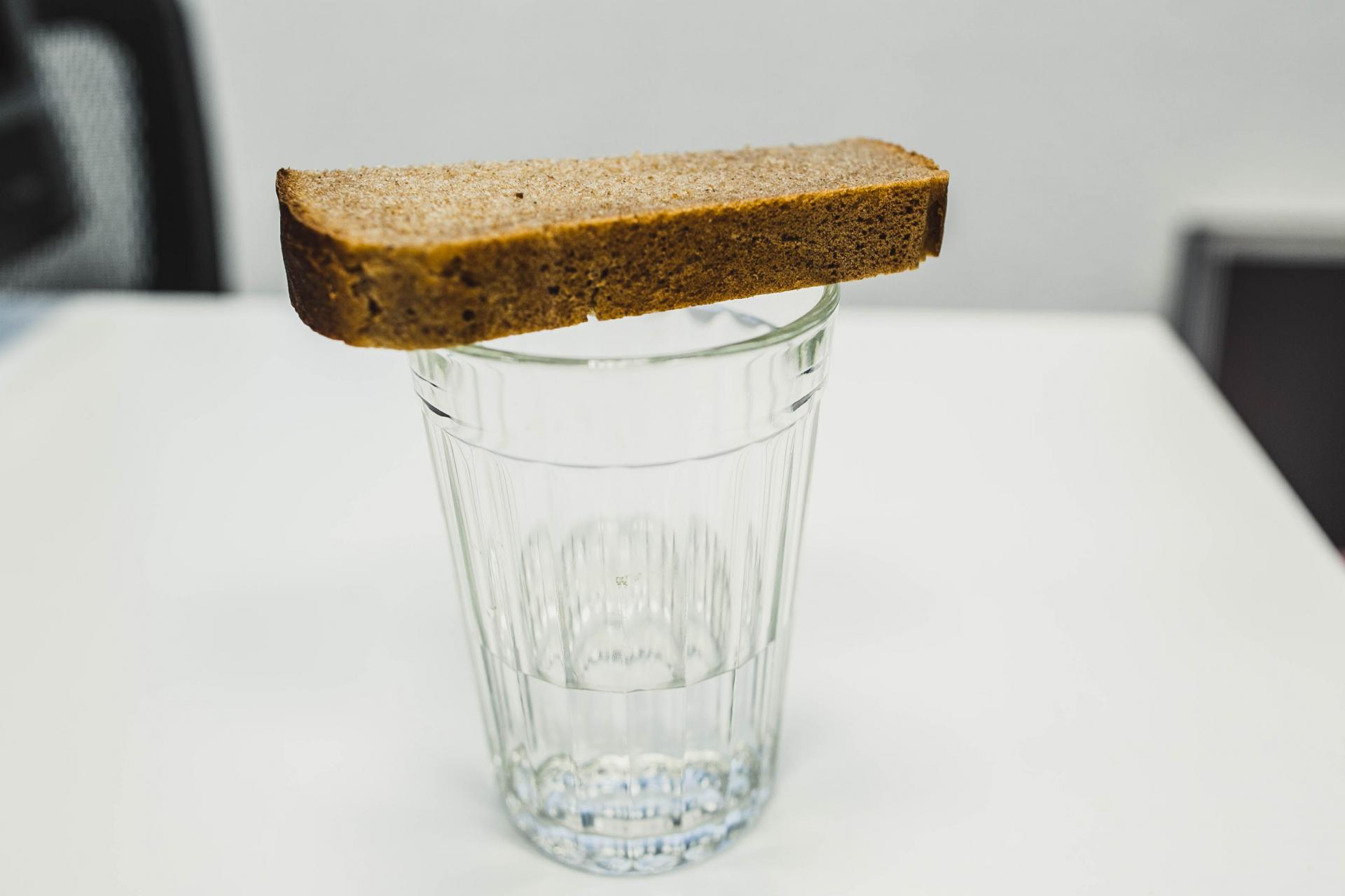 Стакан водки с хлебом