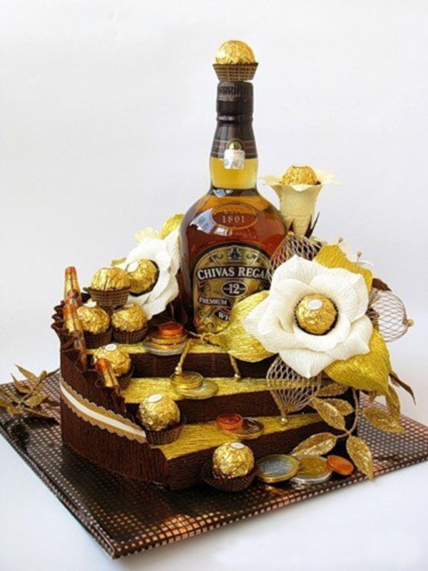 подарок на юбилей мужчине своими руками. композиции с коньяком и конфетами. подарок конфеты и бутылка. подарок конфеты и бутылка. букет из коньяка для мужчины.