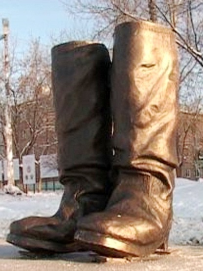 Стих про сапоги. Стихи про сапожки. Резиновые сапоги прикол. Сапоги есть просят. Сапоги есть просят.