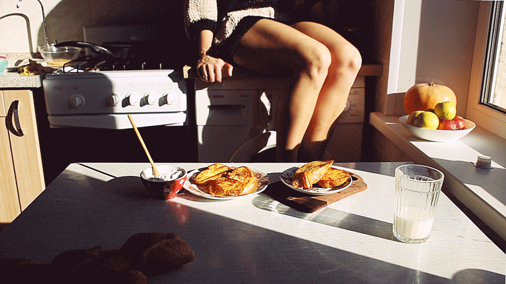 Завтрак для девушки. Девушка с едой. Женщина на столе с едой. Девушка на столе с едой. Он хочет ее съесть 32