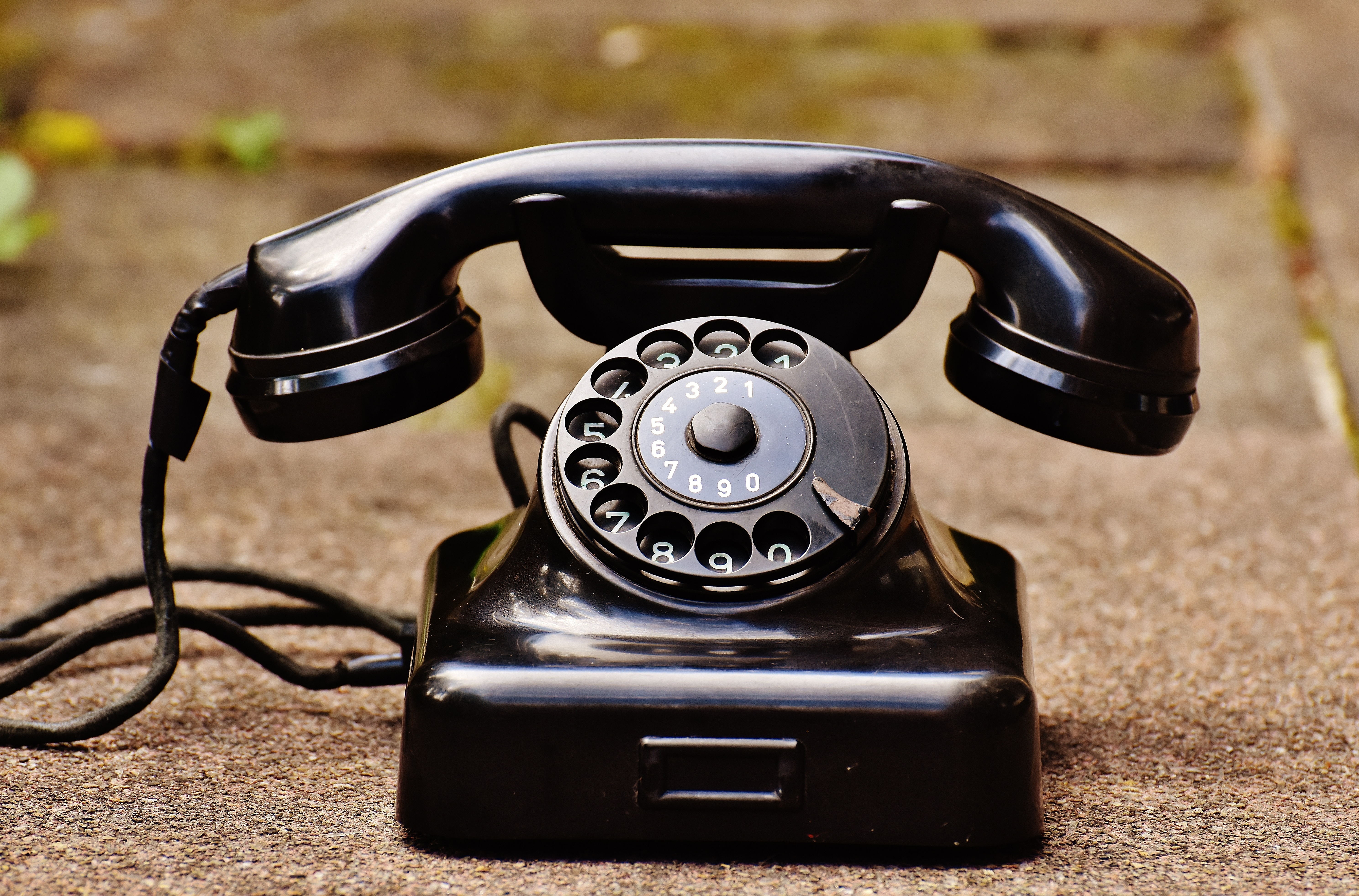 Телефона post. Старый телефон. Старинный телефон. Телефонный аппарат стационарный. Старинный телефонный аппарат.