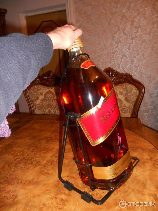 Бутылка виски на подставке