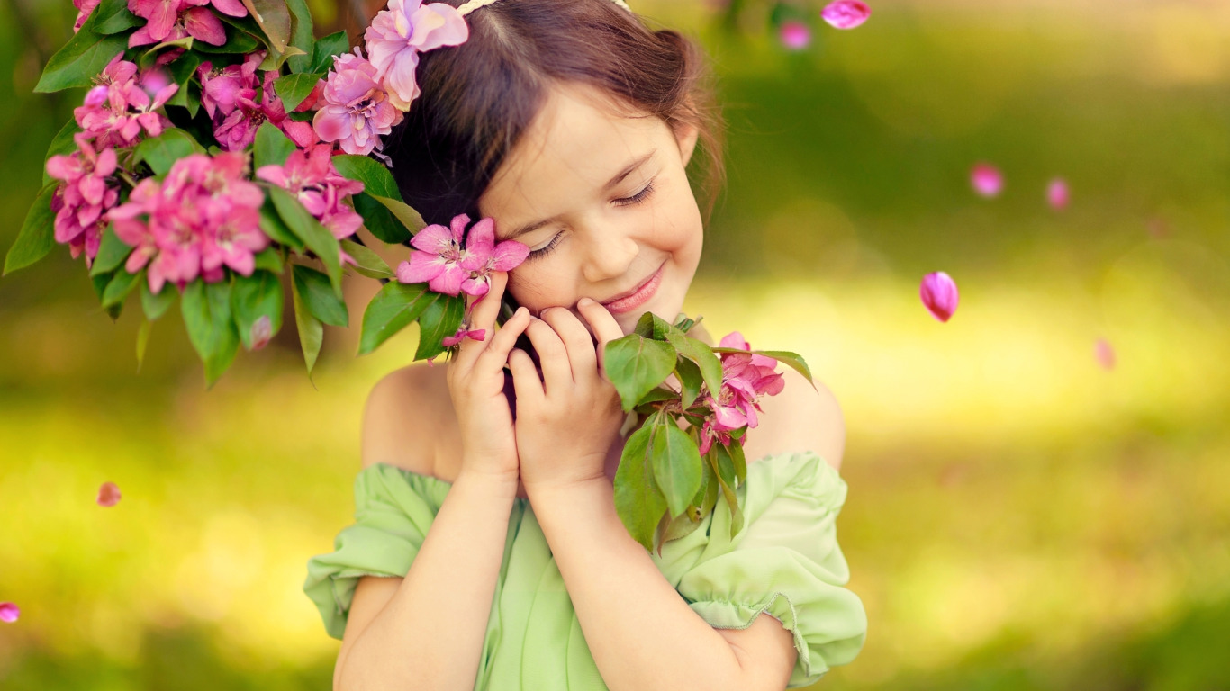 Девочка с цветами. Дети с цветами. Международный день счастья в саду