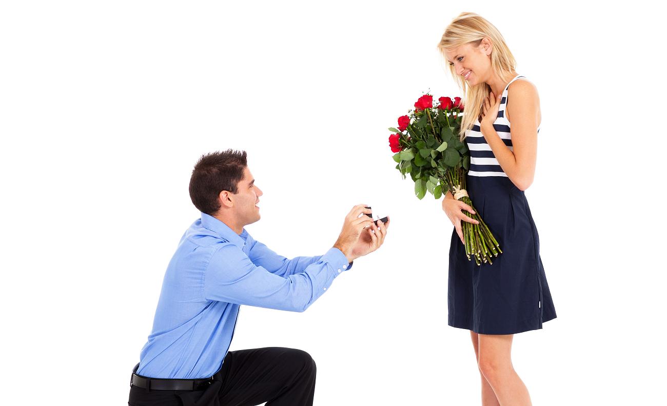 Предложение молодому человеку. Парень дарит цветы. Парень дарит девушке цветы. Девушке дарят цветы. Мужчина делает предложение.